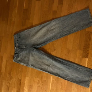 Blå jeans från Woodbird - Snygga blå jeans från Woodbird med klassisk femficksdesign. De har en rak passform och är tillverkade i slitstarkt denim. Perfekta för en avslappnad stil.
