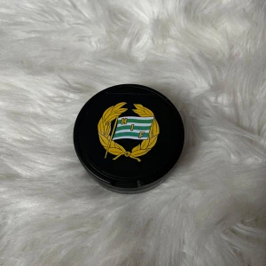 Svart förvaringsdosa med valfri design  - Hammarby dosan✨Perfekt för att förvara småsaker eller som en dekorativ detalj.