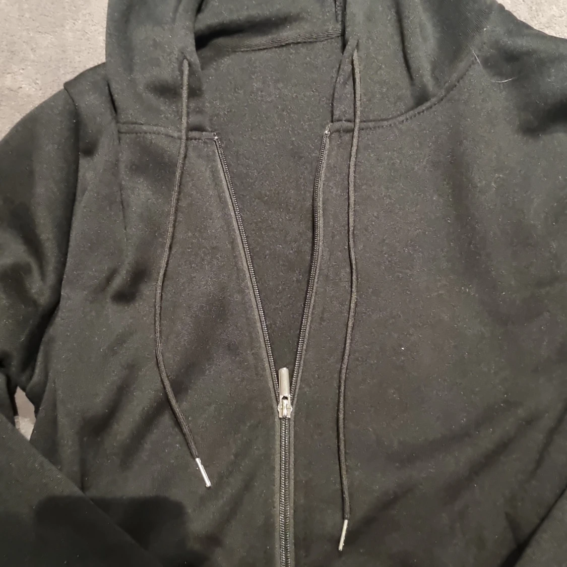 Svart zip hoodie - 1