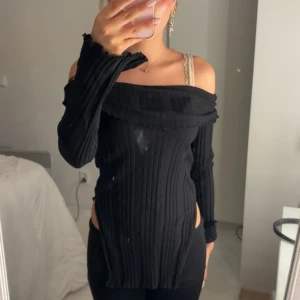 Svart offshoulder topp - Svart off shoulder tröja som är i mycket bra skick, skriv för fler bilder eller vid frågor!💕💕