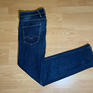 Replay jeans  -  replay anbass i mycket bra skick. Storleken är 34/34. Riktigt snygga jeans och passar både till fest och vardag. Rabatt vid köp av flera grejer eller 10% om du följer mig på TikTok. Hör av dig vid minsta lilla fråga!🤩