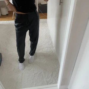 Skinnbyxor - Skinnbyxor från Only, stl. S men passar nästan M bättre då de är stretchiga💞 Pris går alltid att diskutera❣️