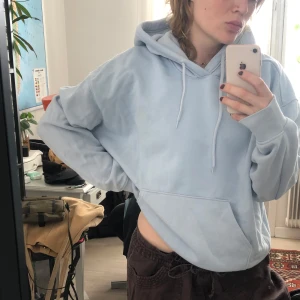 Ljusblå hoodie - Ljusblå Hoodie från weekday. Nästan oanvänd fortfarande lurvig o skön inuti 