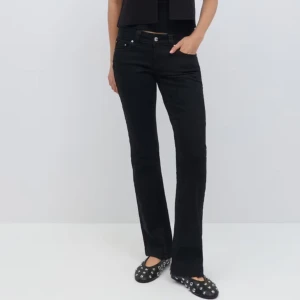 Svarta bootcut jeans - Snygga svarta bootcut jeans med klassisk femficksdesign. Använt ca 2 gånger, säljer för får ingen användning på dem 