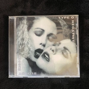 Type o negative bloody kisses cd - Cd med albumet bloody kisses. Skivan är i bra skick och spelar utmärkt!