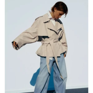 Beige trenchcoat från Zara - Superfin beige trenchcoat från Zara i storlek M/L. Perfekt nu till våren. Den är helt ny med lapp på och slutsåld på hemsidan🌼