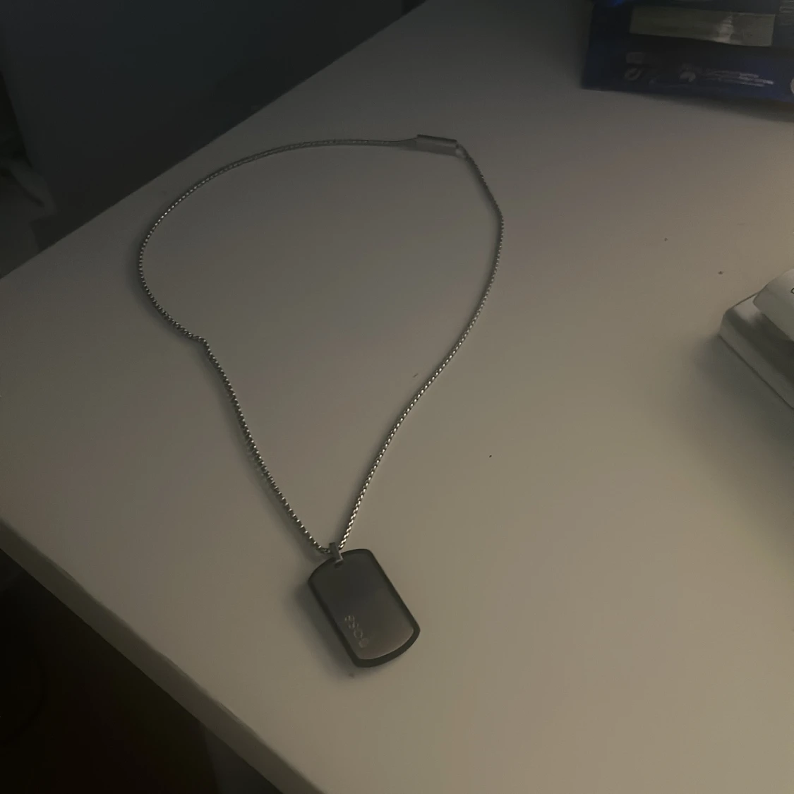 Svart halsband med bricka från Boss - 1