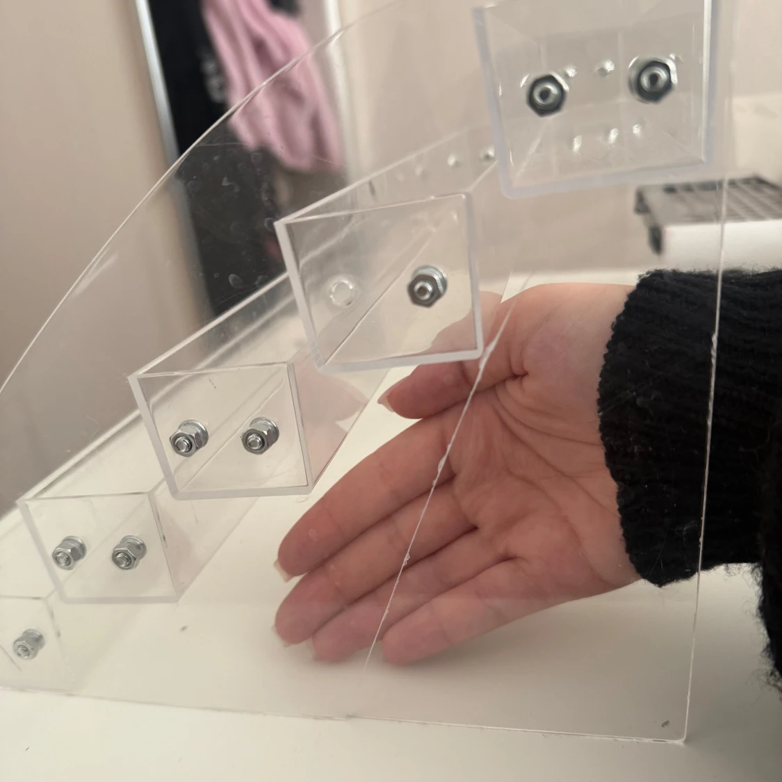 Transparent sminkhylla i akryl - 2