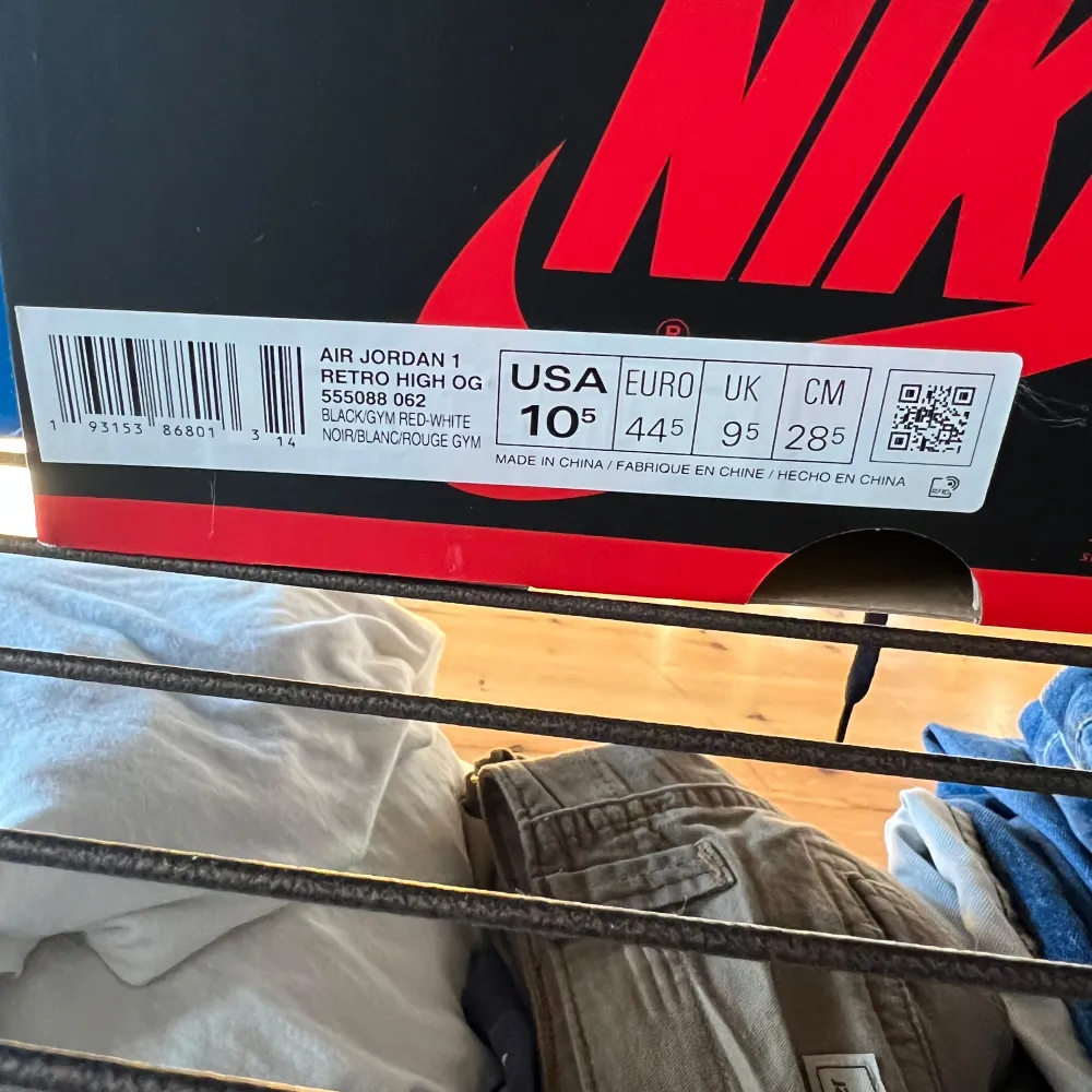 Säljer ett par Nike Air Jordan 1 Retro High OG i svart, vit och röd. Skorna är i princip i nyskick och endast använda ett par gånger😀kom gärna med bud . Kengät.
