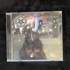 Mötley crüe girls girls girls cd - Skivan är i princip nyskick inga repor eller något på skivan. I skivan tillkommer alla låtar på albumet och även bonus tracks och en video