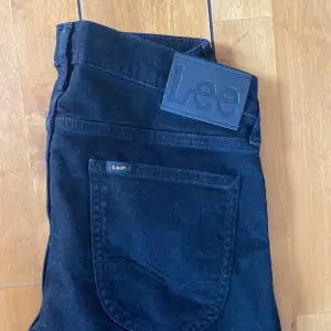 Snygga svarta jeans från Lee med en klassisk design. De har en normal passform och är tillverkade i ett slitstarkt material. Perfekta för en stilren look. Jag fick de i pressten men de passade inte mig nu pris för hela 1099 kr sköljer de för endast 199