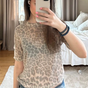Leopardmönstrad tröja från Zara - Säljer en snygg leopardmönstrad tröja från Zara. Som är endast använd någon gång . Storlek s 💗kontakta för fler frågor 💗köparen står för frakten 💗