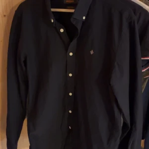 Svart skjorta från Morris - Säljer nu en riktigt snygg skjorta från Morris i storlek M. Den är i extremt bra skick,  inga defekter eller smutsig. Ny pris 1700, färgen är svart