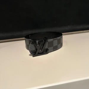 Bälte  - Väldigt snyggt bälte använt en gång annars inte skriv vid frågor och flera bilder !