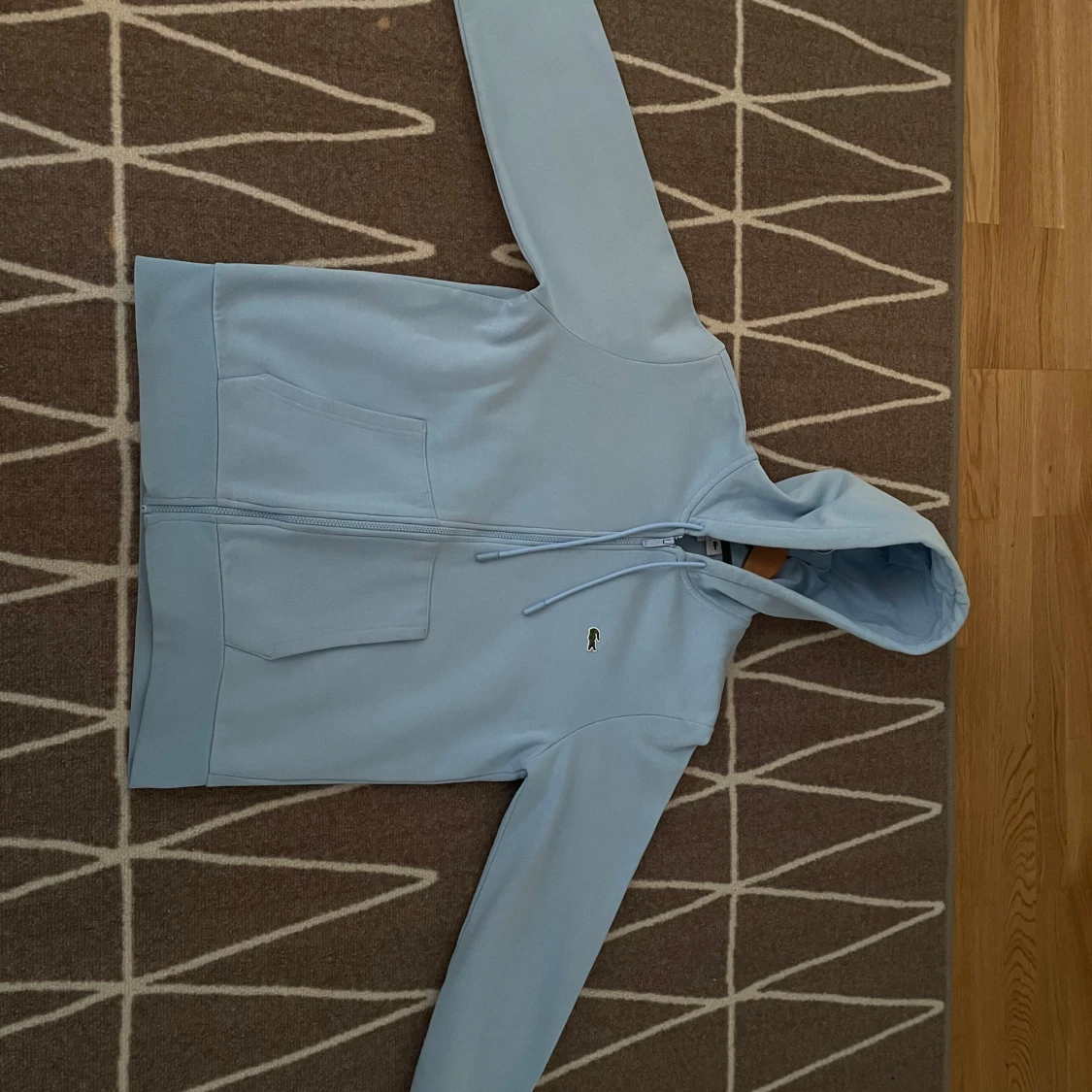 Ljusblå hoodie från Lacoste