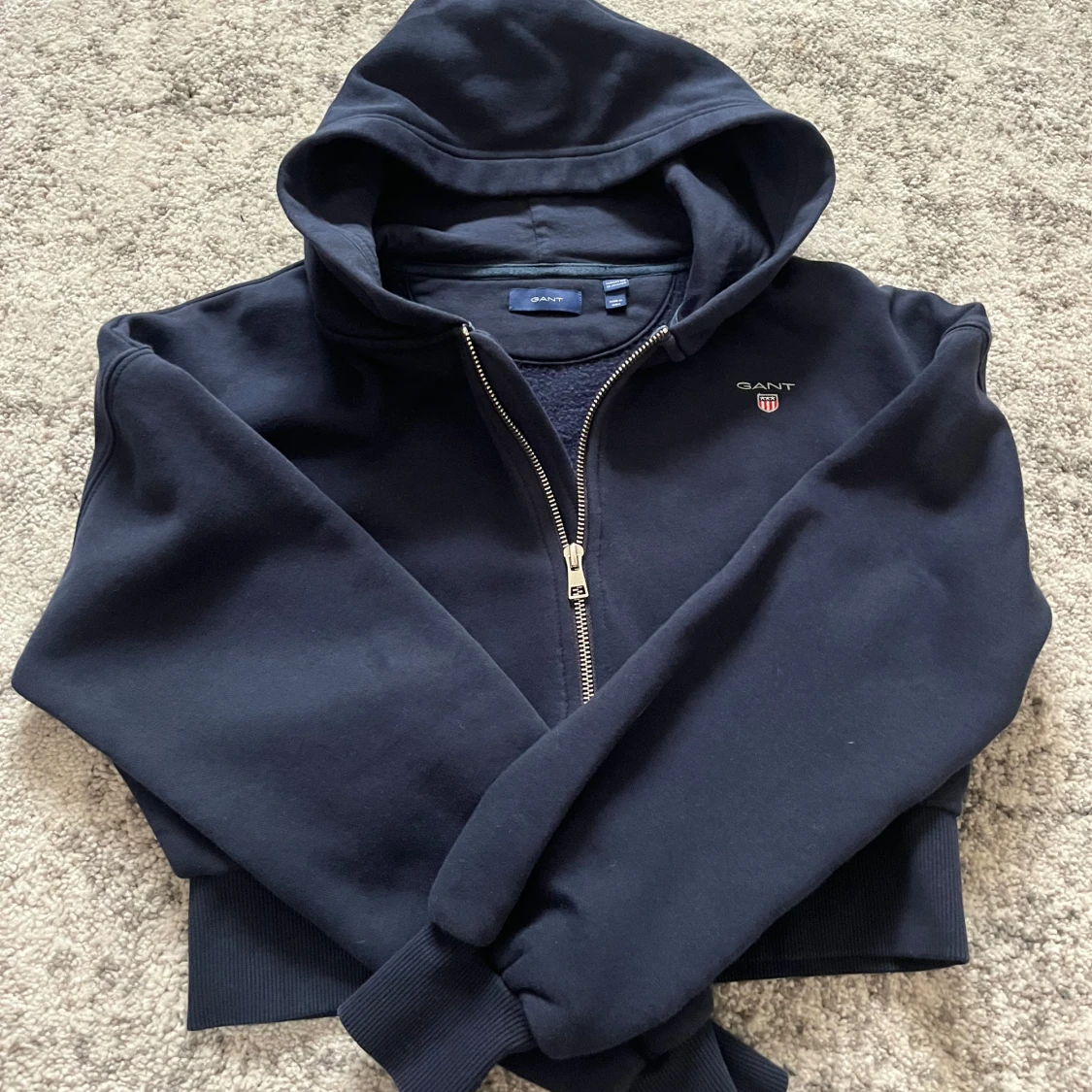 Mörkblå zip hoodie från GANT