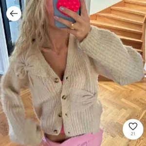 Beige stickad kofta - Säljer en så fin mysig beige stickad kofta med knappar framtill. Koftan har en v-ringad design och långa ärmar, perfekt för kyligare dagar. Den är både stilren och bekväm. Koftan är lite nopprig, men inget jag har tänkt på jättetydligt. Kontakta mig för fler bilder, så svarar jag så fort jag kan. Jag tror koftan är i stln 13-14, men passar defenitivt en xs och ksk en s. Pris kan diskuteras❤️