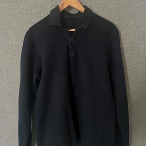 Marin  blå långärmad pikétröja från massimo dutti  - En fin marin blå piké tröja från massimo dutti i bra skick 