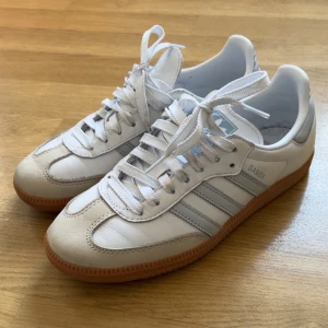 Adidas Samba i vit och blå - Snygga Adidas Samba skor i storlek 39 1/3 , endast använda en gång då dom var för små på mig! jättesnygga och sköna annars💗