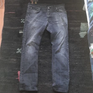Grå nudie jeans - Pris kan diskuteras. Lagat i skrevet på jeans. Tveka inte på att fråga om mer bilder. Lite "washed" vid knänan