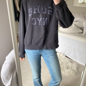 Sweatshirt  - Säljer denna super snygg sweatshirt från hm i storlek L. Passar perfekt till vardag, hemma tröja eller som fest tröja. Den är sparsamt använd 