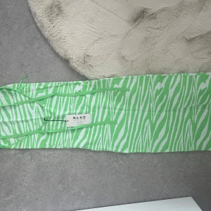 Grön mönstrad klänning från NA-KD - Hely ny, säljer då den är för liten för mig.