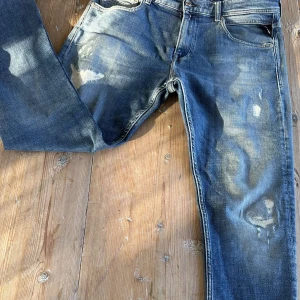 Replay Jeans  | Blå  | Storlek: 34/30 - Tja. Säljer nu dessa replay jeans i färgen ljusblå med sköna slitningar samt tvätt . Jeansen är i mycket gott skick och inga synliga skavanker finns med. Modell: Johnfrus| Passform: Slim fit. Vid funderingar hör av er //TKTL_Resell