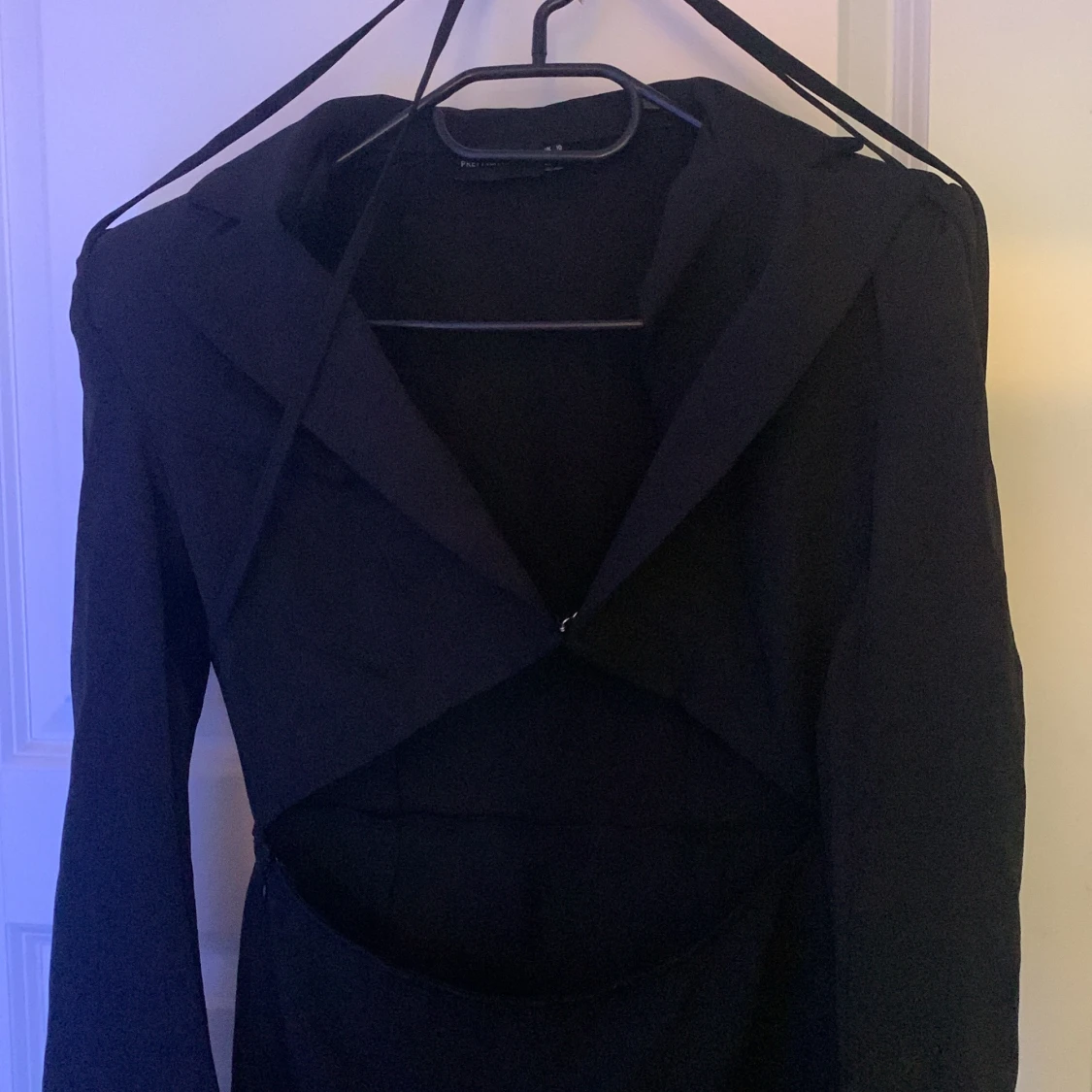 Svart jumpsuit från PrettyLittleThing - 2