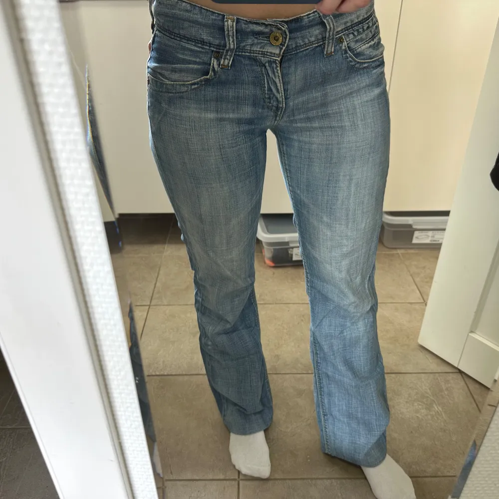 Säljer ett par klassiska blå Levi's jeans i modellen 570 Straight Fit. De har en normal passform och är perfekta för en avslappnad stil.. Farkut & Housut.