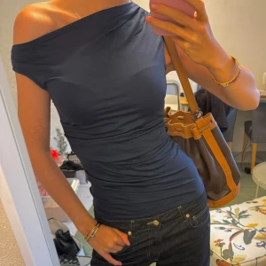 Mörkblå offshoulder topp weekday - Snygg mörkblå offshoulder topp från Weekday. Helt ny med lappen kvar. Storlek XS/S.💓