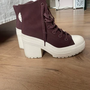 Converse chuck 70 de luxe - Säljer mina converse klackar för jag har aldrig på de. Köpte de för 1300kr o säljer nu för 800kr. Har haft på mig de mindre än 5 gånger, kanske ser lite smutsiga ut men det är bara göra rent de så är de i mycket bra skick!