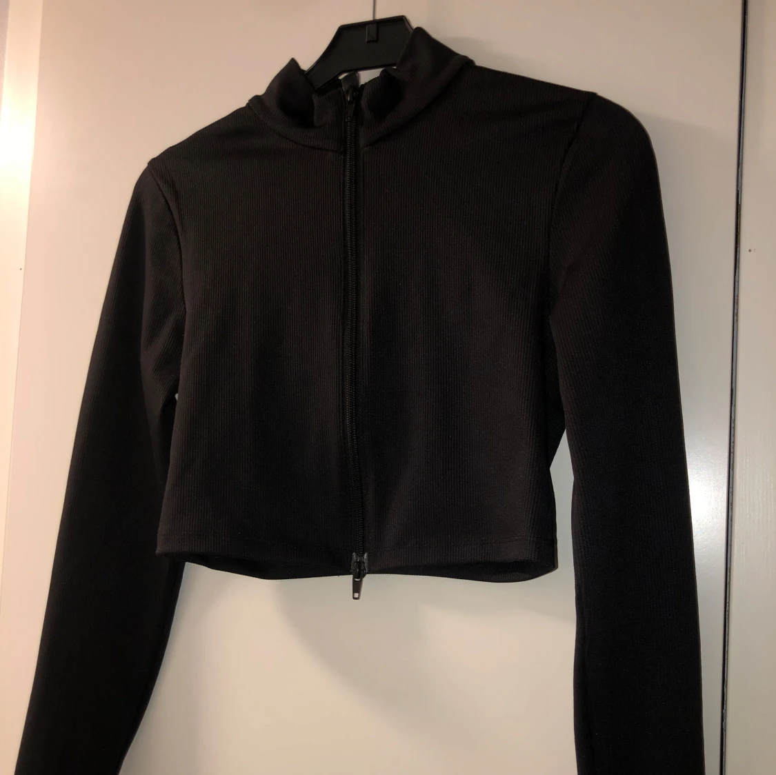 Svart croppad jacka från H&M Divided - 2