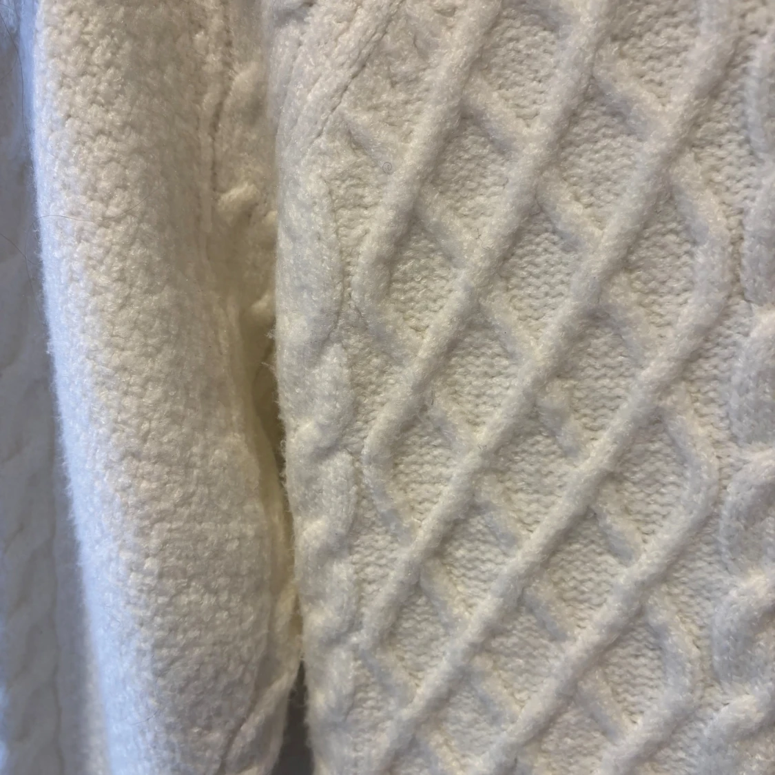 Vit stickad tröja från 157 - 2