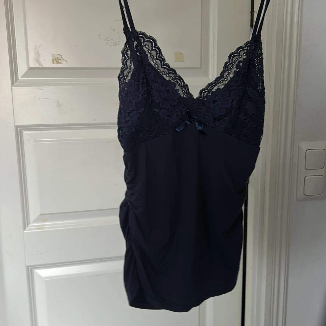 Mörkblå spetslinne