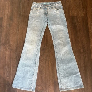 Låg midjade jeans - Säljer dessa super fina jeans då de är för små på mig 💖💖 Midjemått 37 cm Innebens längd 84 cm