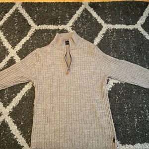 Beige stickad tröja från Sand Copenhagen - Säljer en stilren beige stickad tröja från Sand Copenhagen. Tröjan har en dragkedja vid halsen och ett diskret mönster.har använt få talgånger riktigt skön tröja 