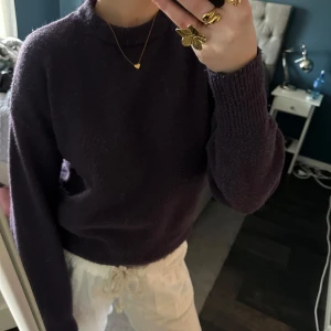 Lila tröja - Stickad tröja från Bikbok, använd men bra skick, kan finnas noppror men inte mycket💜 strl S