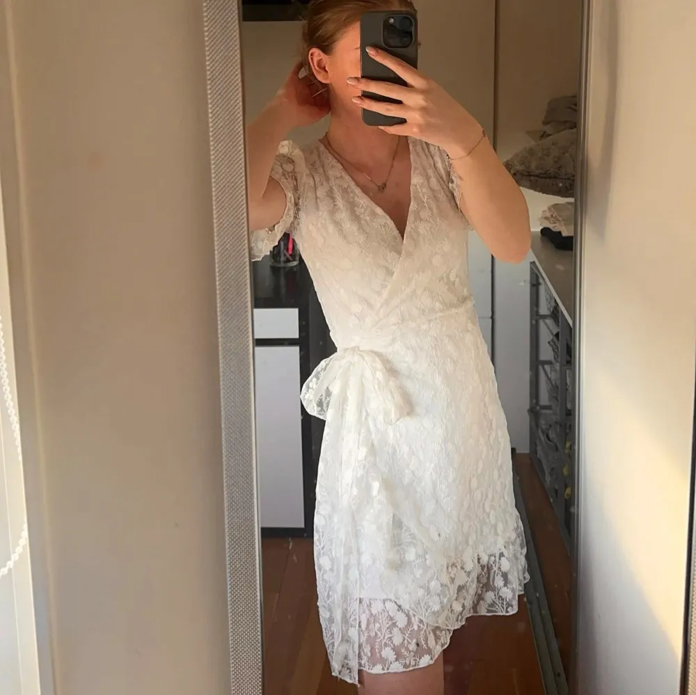 Säljer denna klänningen som passar perfekt till studenten eller till sommaren☀️💕🌺Använd 1 gång i 1h ungefär. Mekot.