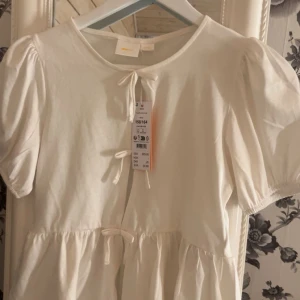 Vit klänning med knytband - Säljer en helt oanvänd super fin topp💞