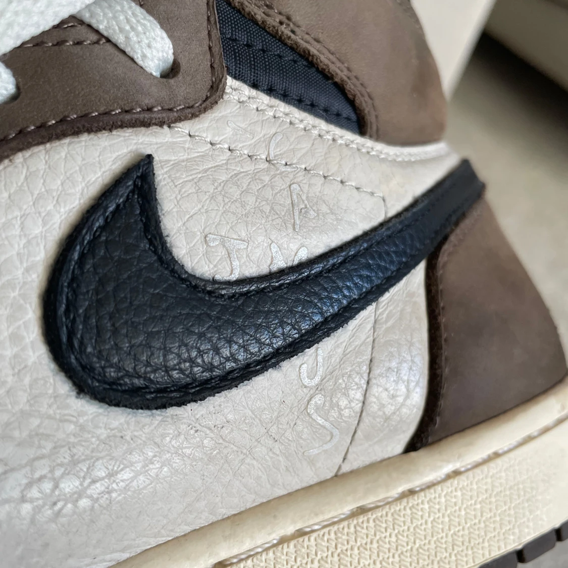 Travis Scott Air Jordan 1 High Mocha - 4