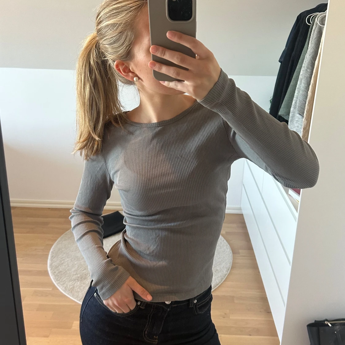 Grå ribbad långärmad topp