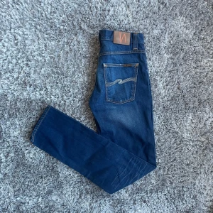 Nudie Jeans Grim Tim (Slim Fit) - Säljer dessa Nudie Jeans i den populära modellen Grim Tim | använda ett fåtal gånger så i grymt skick | Storlek: W31 L34 | Nypris: ~1600kr | Hör av dig vid minsta fundering :)