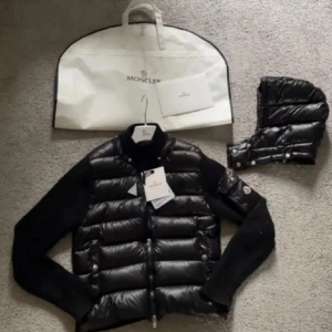 Moncler cardigan Storlek M men passar mer S Pris kan diskuteras - En Moncler cardigan som passar perfekt nu till våren och sommaren. Cardiganen kommer med luva och är äkta, därmed kommer det väska kuvertet osv. Jackan är lite nopprig men går enkelt att ta bort annars ser den ny ut. Jag köpte jackan i semptemer 2024 och inte använt den så mycket