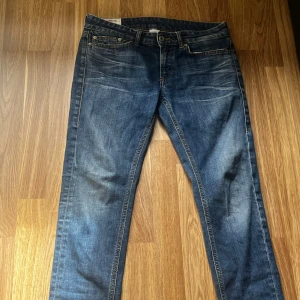 Blå jeans från Dondup - Snygga blå jeans från Dondup i modellen Monroe. Tillverkade i Italien med en klassisk femficksdesign och en bekväm passform. Perfekta för en avslappnad stil.