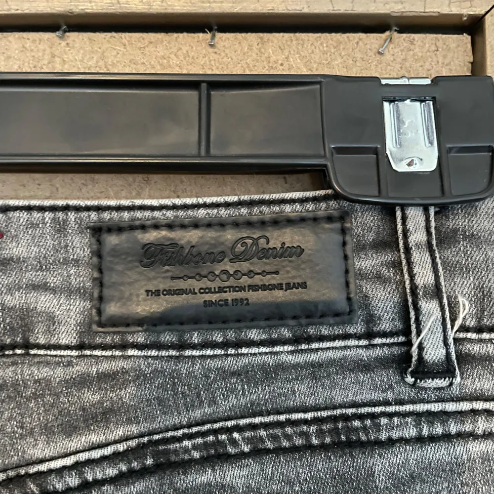 Snygga grå jeans från Fishbone med en cool tvättad look. De har en klassisk femficksdesign och en knappgylf med Fishbone-logga.. Farkut & Housut.
