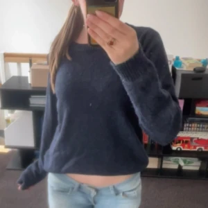 Mörkblå stickad tröja från Vila - Säljer en mysig mörkblå stickad tröja från Vila. Tröjan har långa ärmar och ribbade muddar vid ärmslut och nederkant. Perfekt för kyliga dagar. Hör av dig vid intresse! 💙