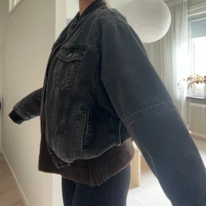 Bomberjacka i jeans - Oversize svart/ grå bomberjacka i jeans (fodrad) Nypris: 999 kr
