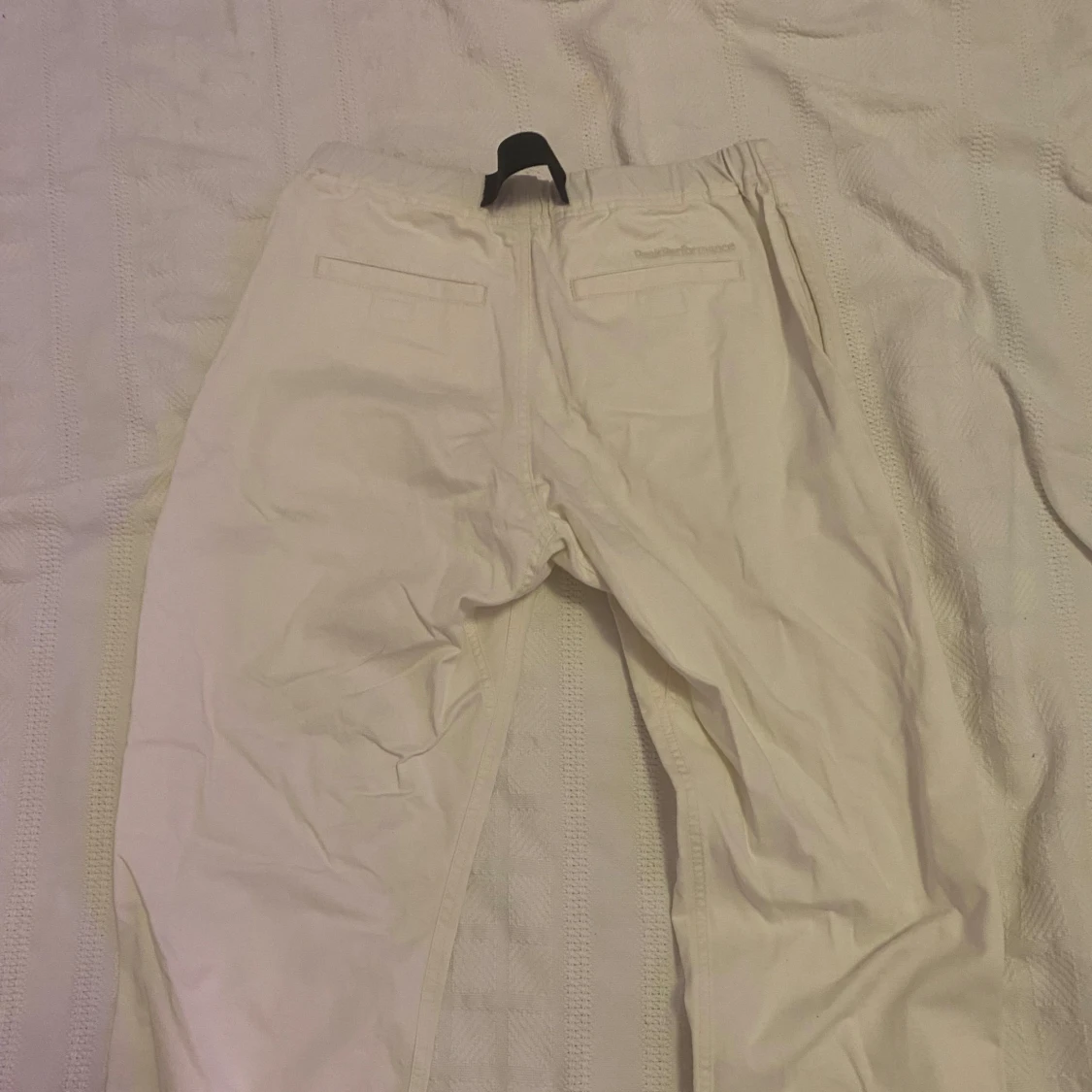 Vita chinos från Peak Performance - 2