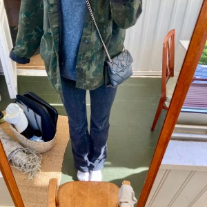 Bootcut jeans från H&M!💓 - Jättesnygga bootcut jeans i washed black! Gammal modell från hm❣️ Köpta för 550 å typ aldrig användare. Skulle säga att de är typ Low-mid rise beroende på längd och mått. Jag är för referens ca 170-172 cm🩷