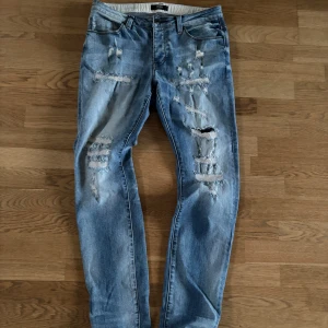 Blå jeans från Neuw - Snygga blå jeans från Neuw med en skinny passform. De har en cool slitningseffekt framtill och klassisk femficksdesign. Perfekta för en avslappnad stil med en modern twist. Modell: Skinny iggy. Storlek: W32